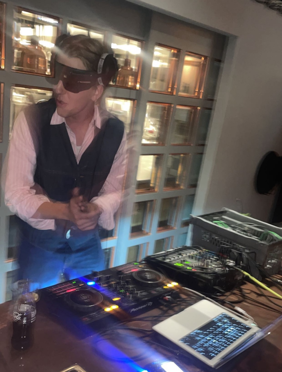 Oscar Stenberg DJar bakom mixerbordet