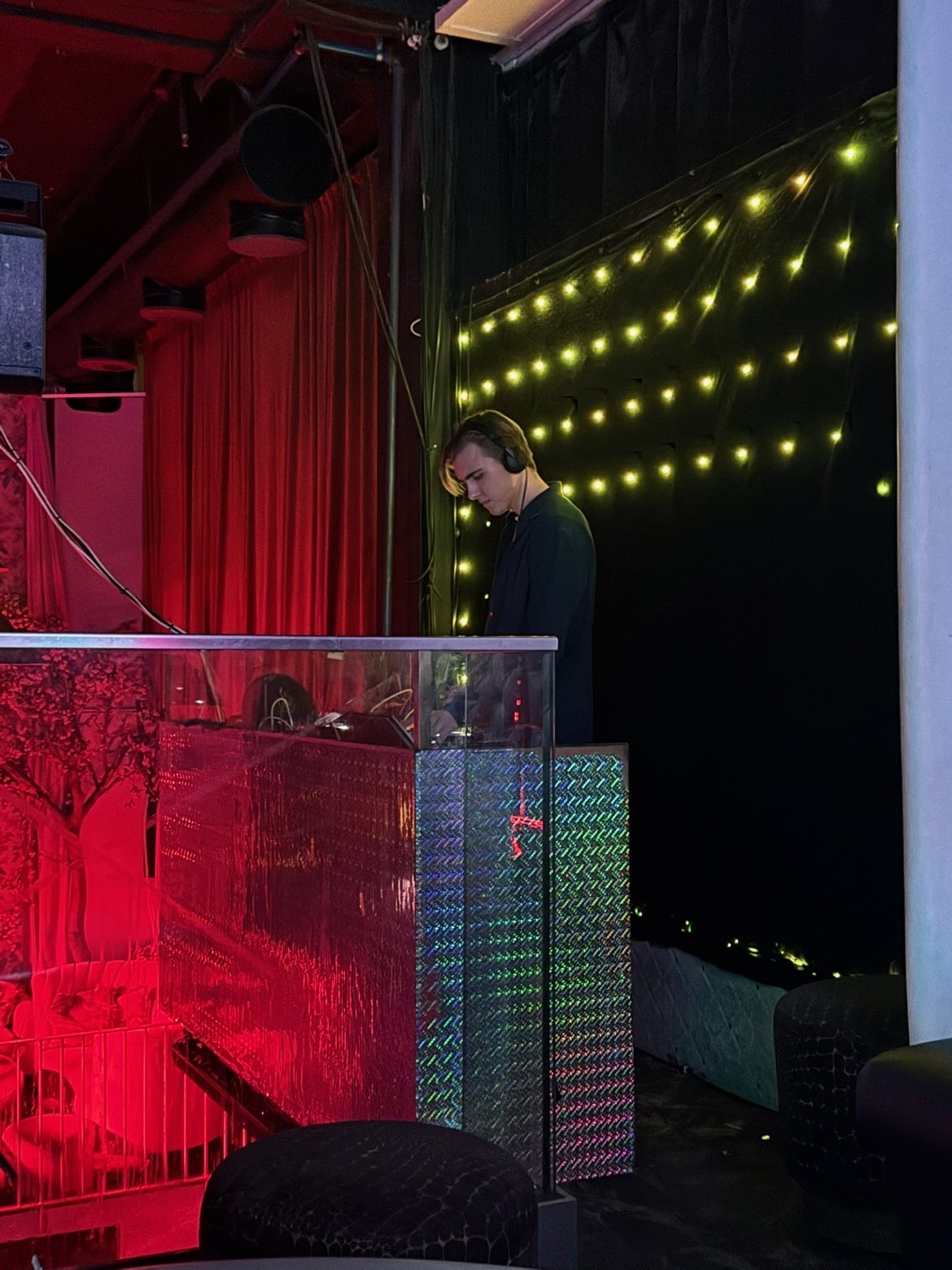 Oscar Stenberg bakom DJ-bänken under ett gig